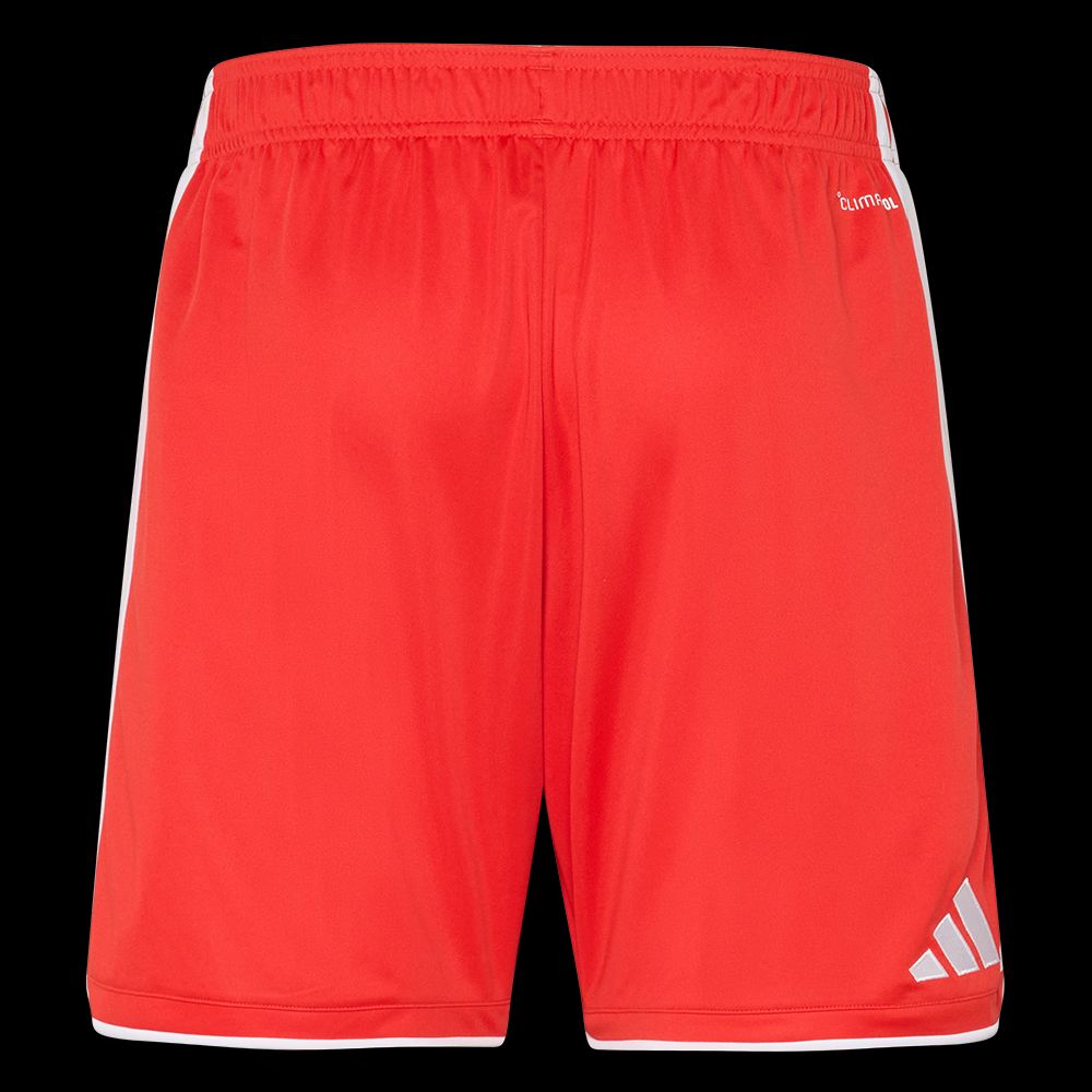 Rote Sportshorts mit elastischem Bund und weißem Adidas-Logo an der Seite.
