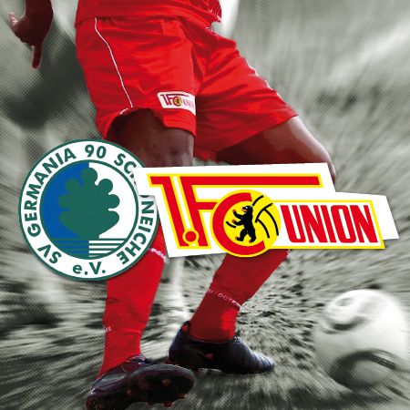 Ein Fußballspieler in roter Ausrüstung dribbelt einen Ball, umgeben von Vereinslogos von Germania 90 und 1. FC Union.