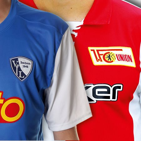 Zwei Fußballtrikots nebeneinander: eines in Blau mit Logo von VfL Bochum, das andere in Rot mit Logo von 1. FC Union Berlin.