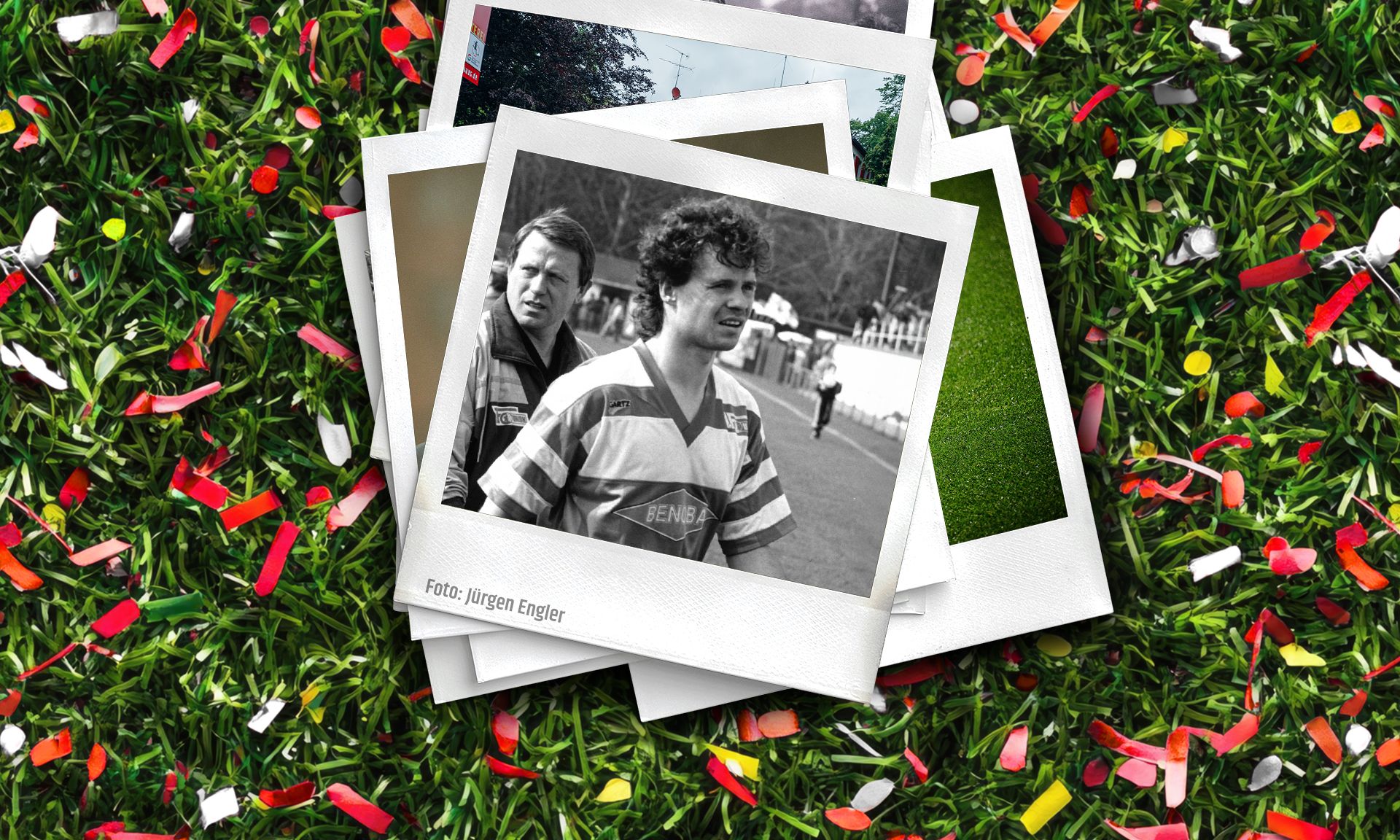 Ein Schwarz-weiß-Foto von einem Fußballspieler. Der Spieler trägt ein gestreiftes Trikot. Das Foto hat einen Polaroid-Rahmen. Buntes Konfetti liegt auf dem Gras.