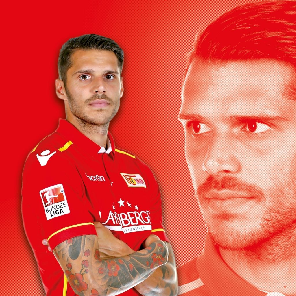 Ein Mann in einem roten Fußballtrikot steht vor einem roten Hintergrund, mit einem weiteren Bild seines Gesichts zur Seite.