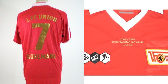 Rotes Fußballtrikot mit der Aufschrift "1. FC Union" und der Nummer 7. Rückseite zeigt den Namen "Kohlmann".