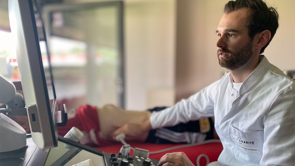 Ein Arzt führt einen Ultraschall während einer Untersuchung an einem Patienten durch.