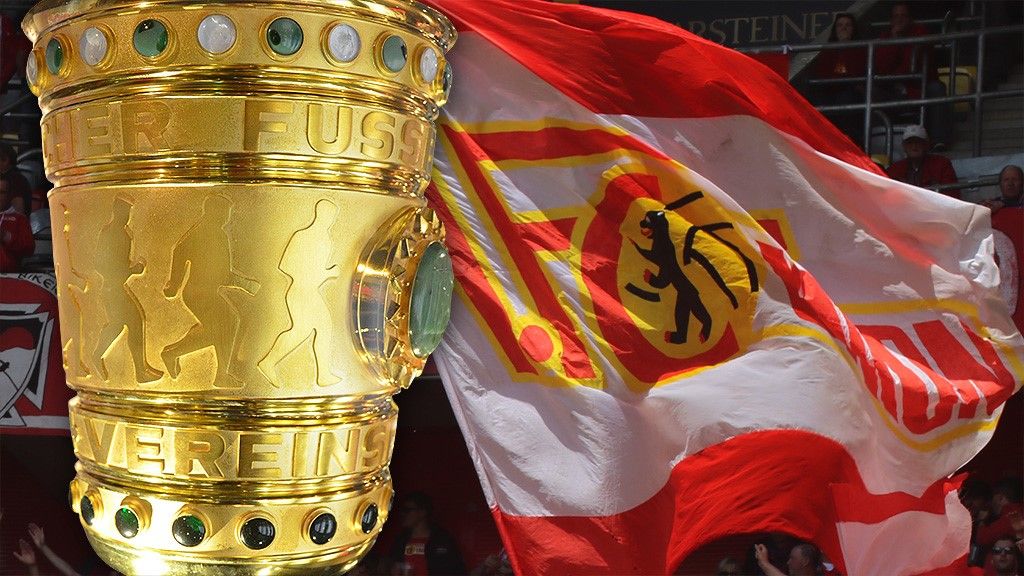 Goldener Pokal des DFB-Pokals mit einem Fanfahnen-Design im Hintergrund, das das Logo des 1. FC Union Berlin zeigt.
