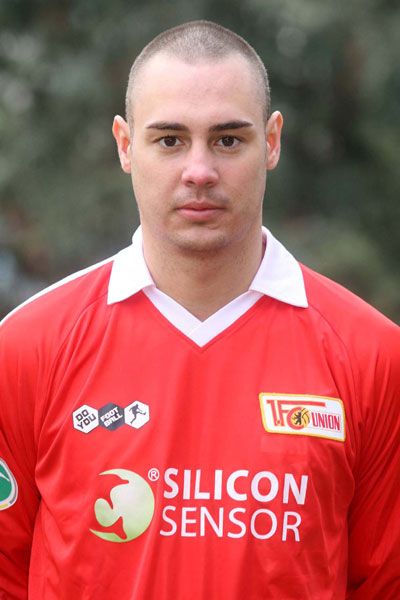 Ein Fußballspieler in einem roten Trikot mit dem Logo von 1. FC Union Berlin und dem Aufdruck „Silicon Sensor“.