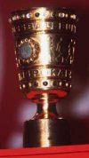 Ein goldener Pokal mit einem runden Sockel und dekorativen Elementen.