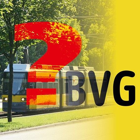 Tram der BVG fährt durch eine grüne Allee, Hintergrund mit gelbem Farbverlauf und einem großen Fragezeichen.
