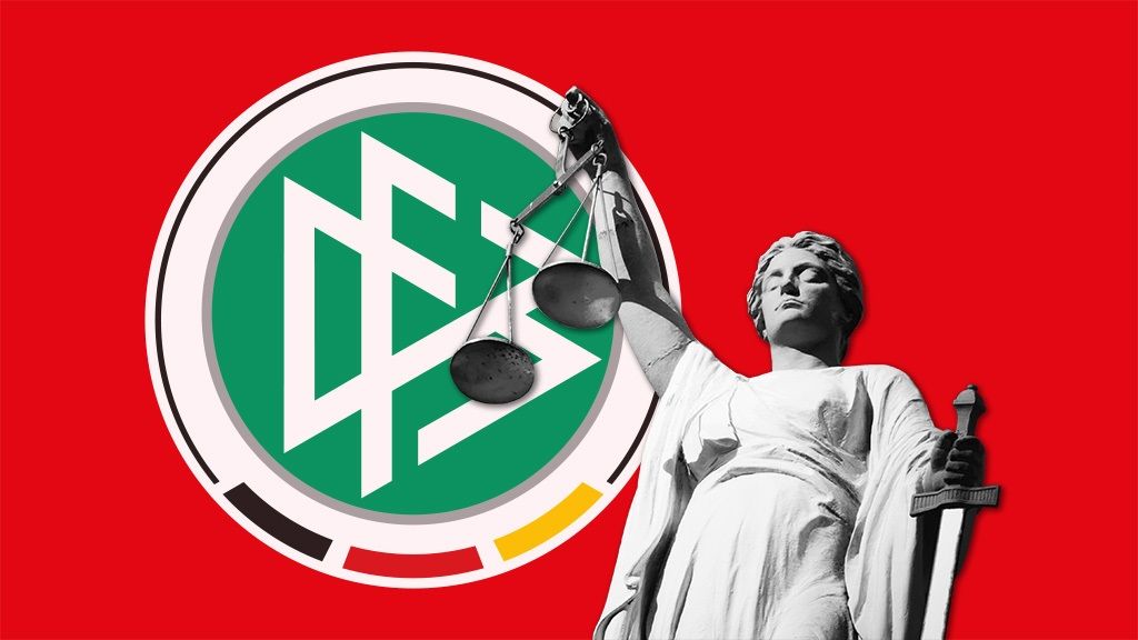 Statue der Justitia mit einer Waage, im Hintergrund das Logo des DFB auf rotem Hintergrund.