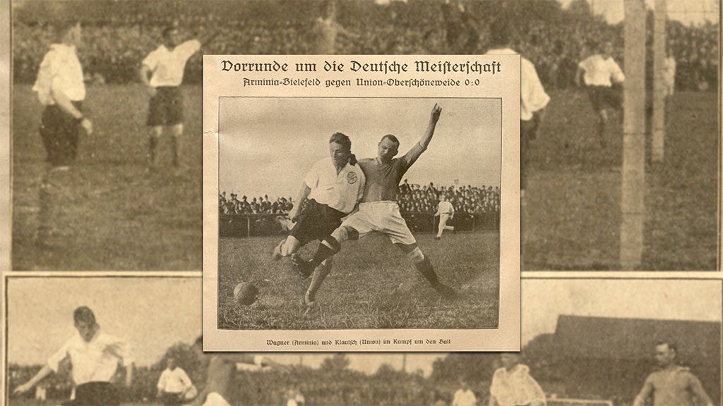 Historisches Fußballspiel zwischen Arminia Bielefeld und Union Oberschöneweide, mit Spielern im Wettkampf auf dem Spielfeld.