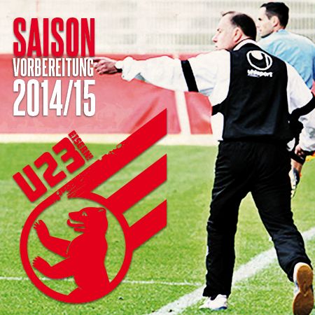 Ein Fußballtrainer auf dem Platz während der Saisonvorbereitung 2014/15, mit einem Vereinslogo im Vordergrund.