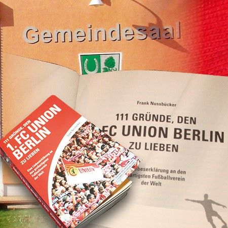 Gemeindesaal mit einem offenen Buch über den 1. FC Union Berlin und einer Liste von Gründen, den Verein zu lieben.