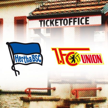 Logo der Fußballvereine Hertha BSC und 1. FC Union vor einem Ticketbüro.