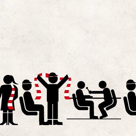 Drei stilisierte Figuren sitzen, während eine Figur mit einem gestreiften Schal aufsteht und die anderen anspricht.