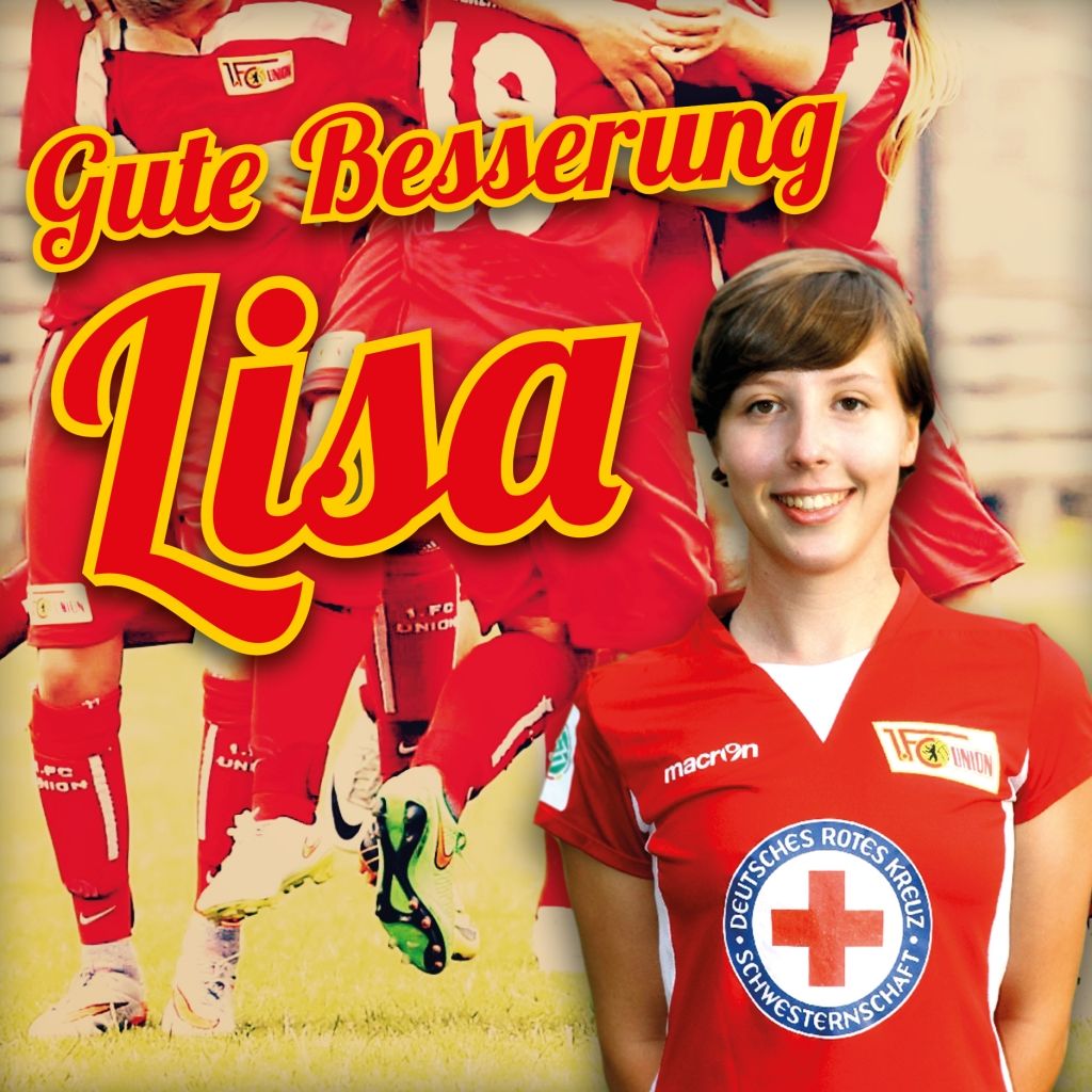 Eine Frau in einem roten Fußballtrikot mit „Gute Besserung Lisa“ im Hintergrund und einem Team von Fußballspielern.