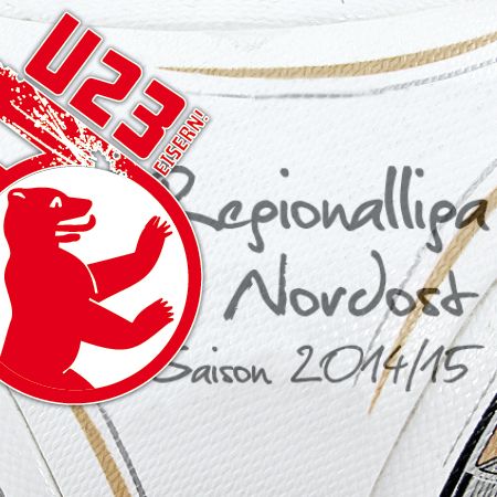 Logo eines Fußballs mit der Aufschrift "Regionalliga Nordost Saison 2014/15" und einem Bären-Symbol.