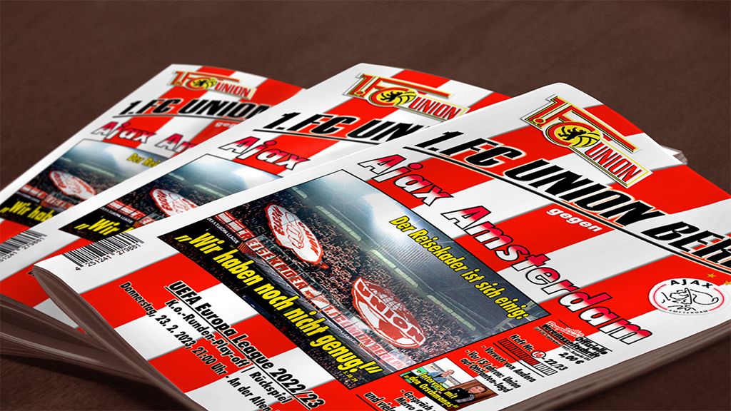 Drei Ausgaben eines Fußballprogramms für das Spiel 1. FC Union Berlin gegen Ajax Amsterdam.