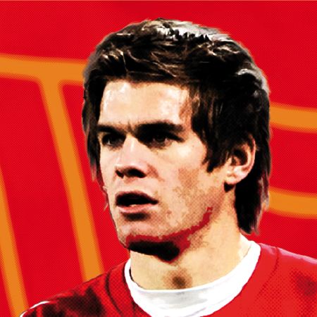 Ein junger Fußballspieler mit blonden, verwuschelten Haaren und einem konzentrierten Gesichtsausdruck auf rotem Hintergrund.