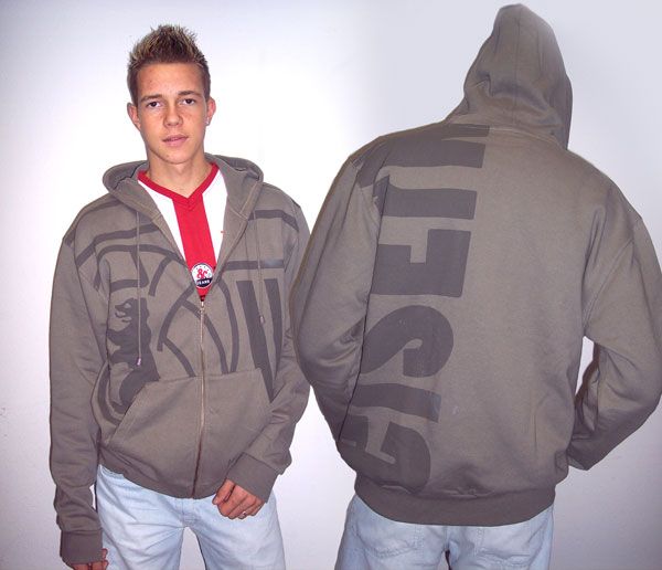 Jugendlicher in grauem Hoodie mit großen Grafiken, vor und hinten abgebildet, trägt ein weißes T-Shirt und helle Jeans.