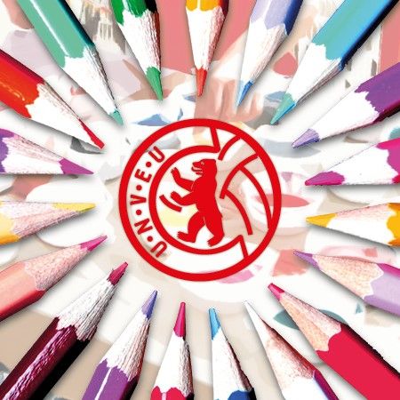 Buntstifte in einem Kreis um ein zentrales Logo, das einen Bären und den Schriftzug „UNIVEU“ zeigt.