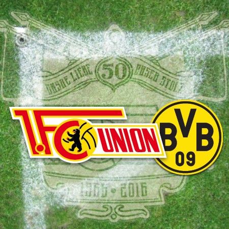 Logo des 1. FC Union und von Borussia Dortmund auf einem Rasenfeld, mit einem Hintergrund in Form des 50-jährigen Jubiläums.