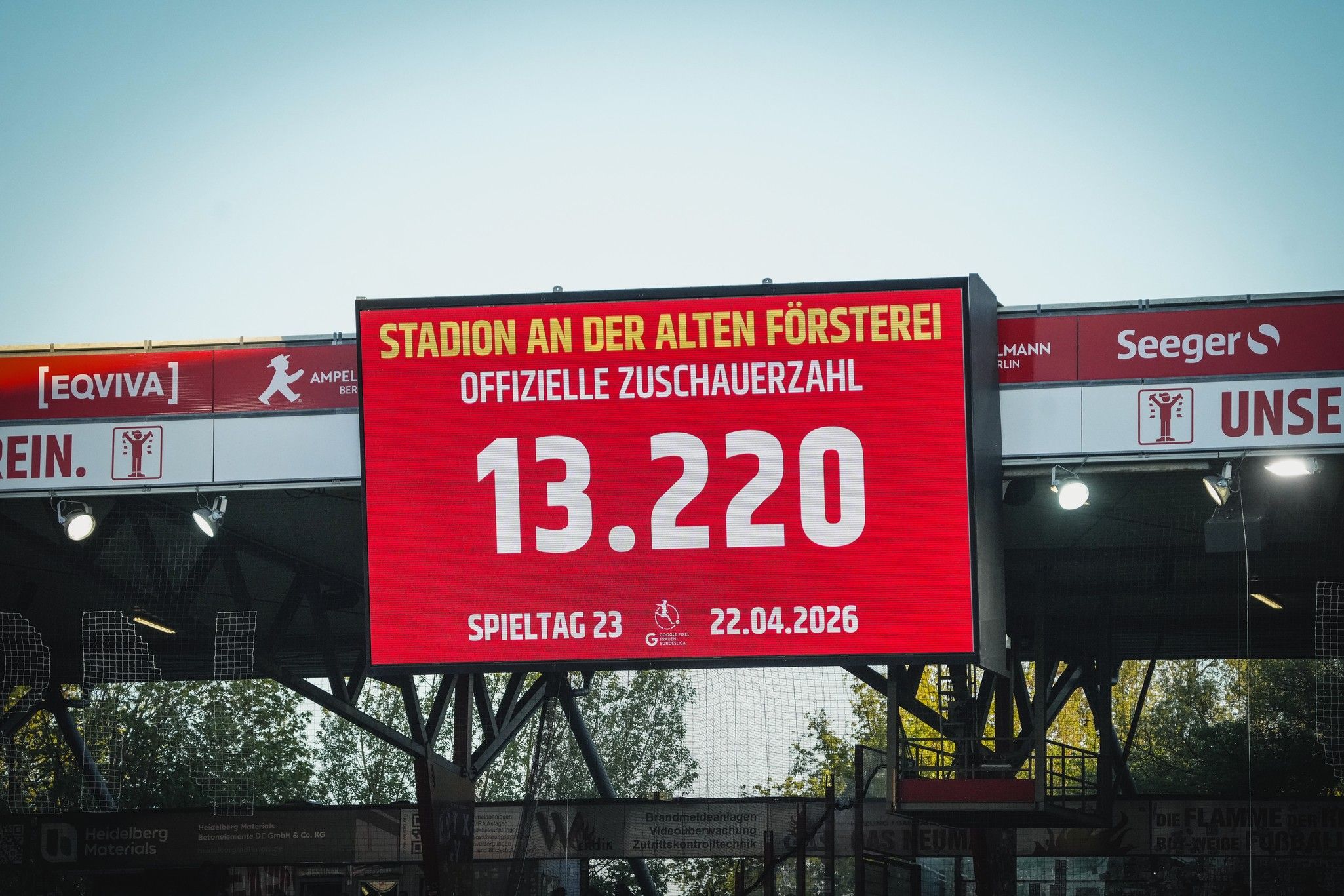 Digitale Anzeigetafel im Stadion mit der Zuschauerzahl 13.220 und den Angaben zum Spieltag und Datum.
