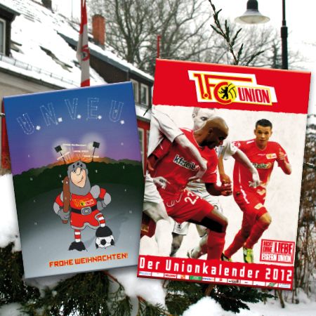 Zwei Kalender sind im Schnee dargestellt: ein Weihnachtskalender mit einem Sportler und ein Union Berlin-Kalender mit Spielern.