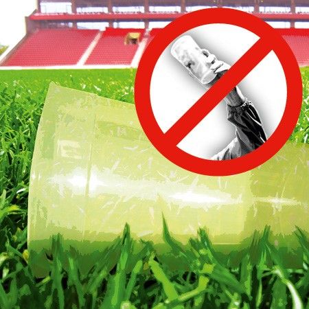 Abgebildet ist ein leeres Plastikbecher auf Rasen mit einem überlagernden Verbotssymbol und einer Hand, die eine Flasche hält.