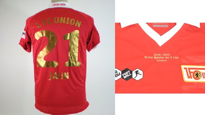 Rotes Fußballtrikot des 1. FC Union mit goldenen Nummern und Namen, Rückansicht sowie V-Ausschnitt und Vereinslogo.
