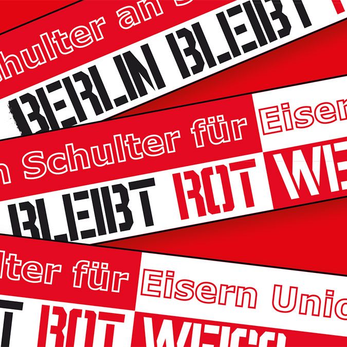 Banner mit der Aufschrift „Berlin bleibt rot-weiß“ und „Schulter an Schulter für Eisern Union“ in rot und schwarz.