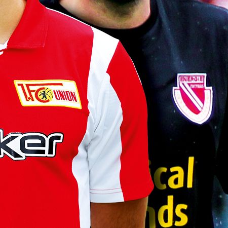 Zwei Fußballspieler in Trikots, einer mit rotem und weißem Design, der andere in schwarzem Trikot mit Logo.