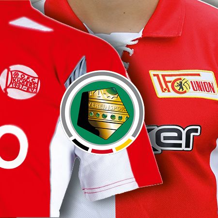 Zwei Fußballtrikots nebeneinander, eines rot-weiß mit einem Vereinswappen, das andere rot mit einem Schriftzug.