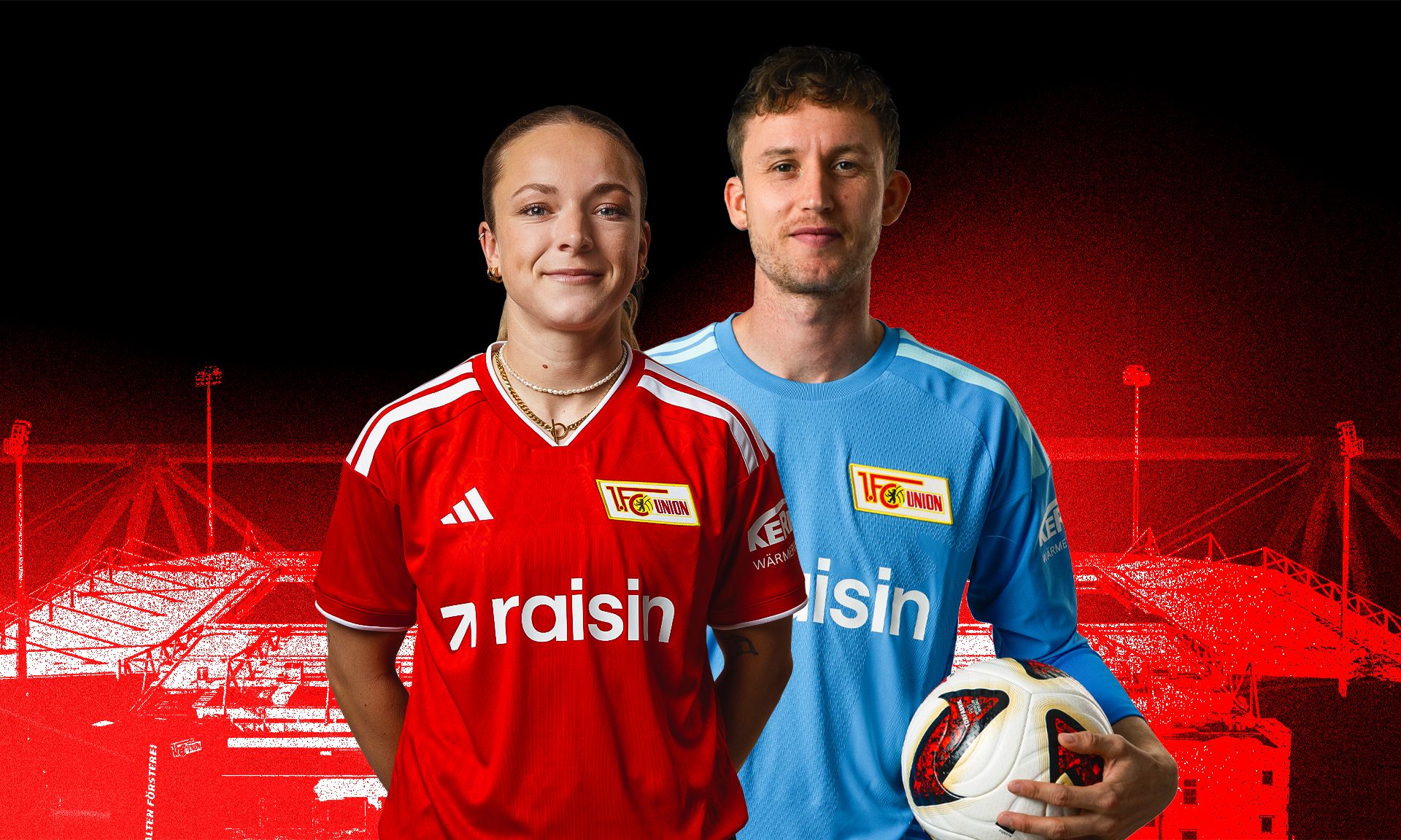 Zwei Fußballspieler in Vereinsausstattung vor einem rot-schwarzen Hintergrund, mit Stadion im Hintergrund.