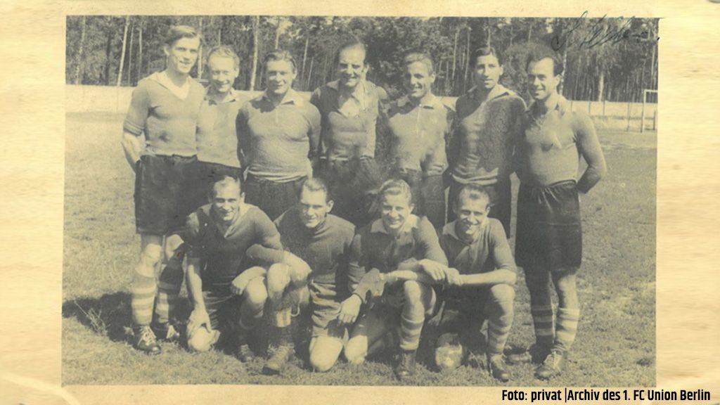Schwarz-weiß-Foto einer Fußballmannschaft, bestehend aus neun Spielern, die in zwei Reihen auf einem Spielfeld posieren.