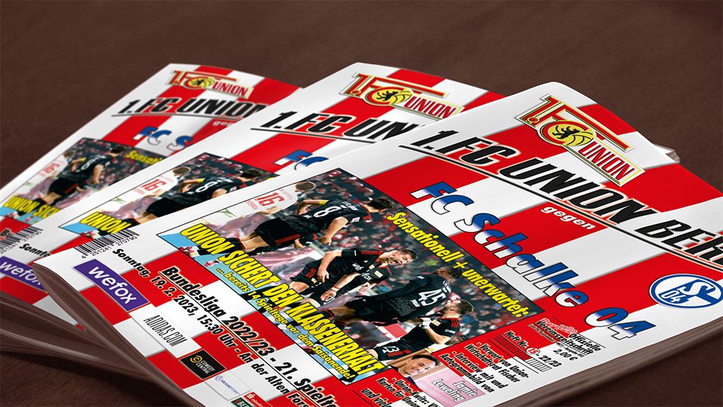 Mehrere Sportplakate für ein Fußballspiel zwischen 1. FC Union Berlin und FC Schalke 04.