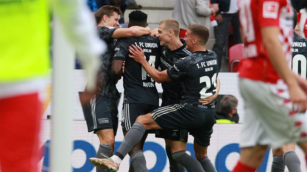 Spieler des 1. FC Union Berlin feiern einen Torerfolg in einem Stadion.