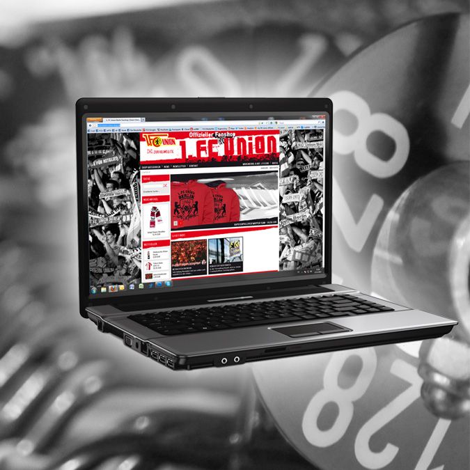 Laptop mit offenem Bildschirm, der eine Webseite zeigt, vor einem verschwommenen Hintergrund mit Ziffern.