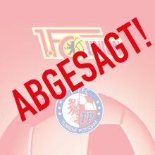 Ein Fußball mit dem Logo des 1. FC Union Berlin und dem Logo von Turbine Potsdam, mit dem roten Schriftzug "ABGESAGT!" darüber.