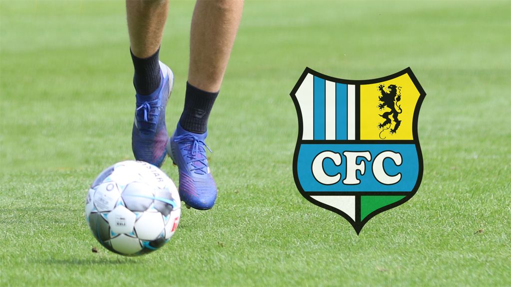 Ein Spieler dribbelt einen Fußball auf Rasen, neben dem Logo eines Vereins mit den Initialen CFC.