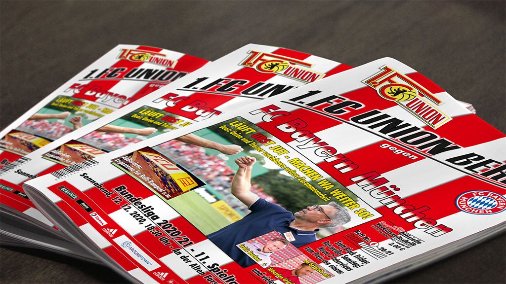 Mehrere Programmhefte für ein Fußballspiel zwischen 1. FC Union Berlin und FC Bayern München.