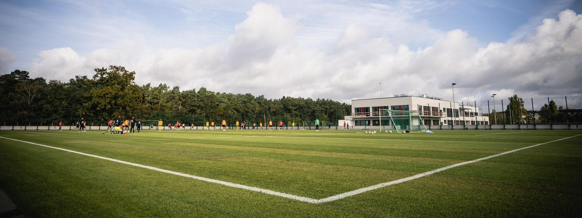 Union-Profis trainieren auf neuem Trainingsplatz am TZAF 