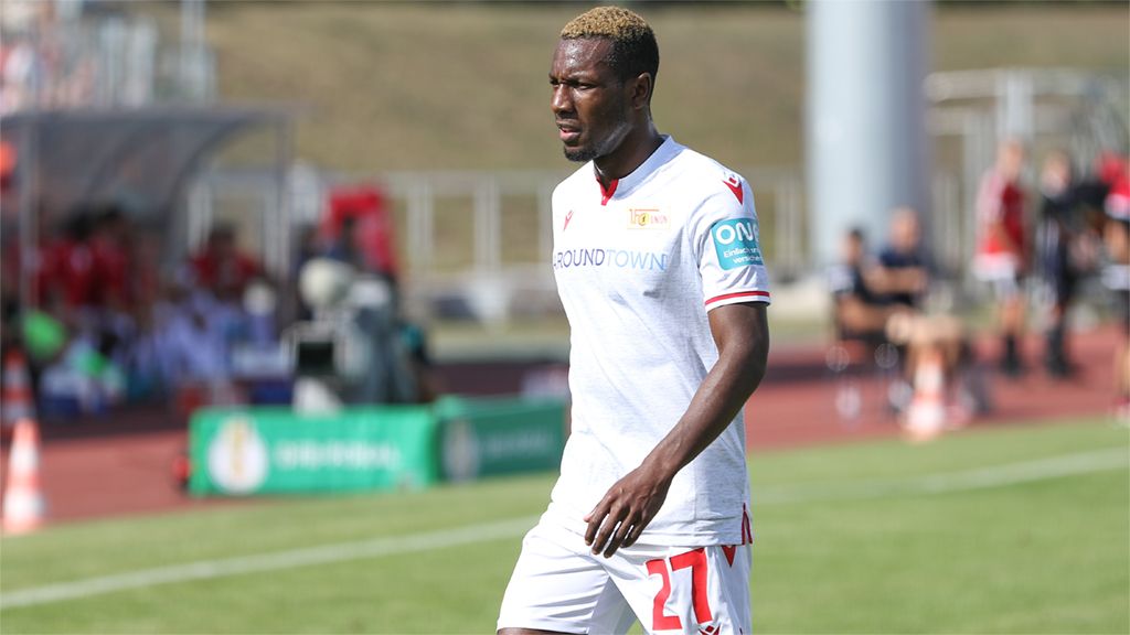 Ein Fußballspieler in weißem Trikot mit der Nummer 27 läuft auf einem Spielfeld.