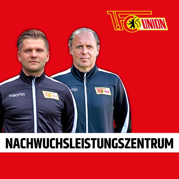 Zwei Männer in Trainingsjacken des 1. FC Union vor rotem Hintergrund, mit dem Text "Nachwuchsleistungszentrum" darunter.