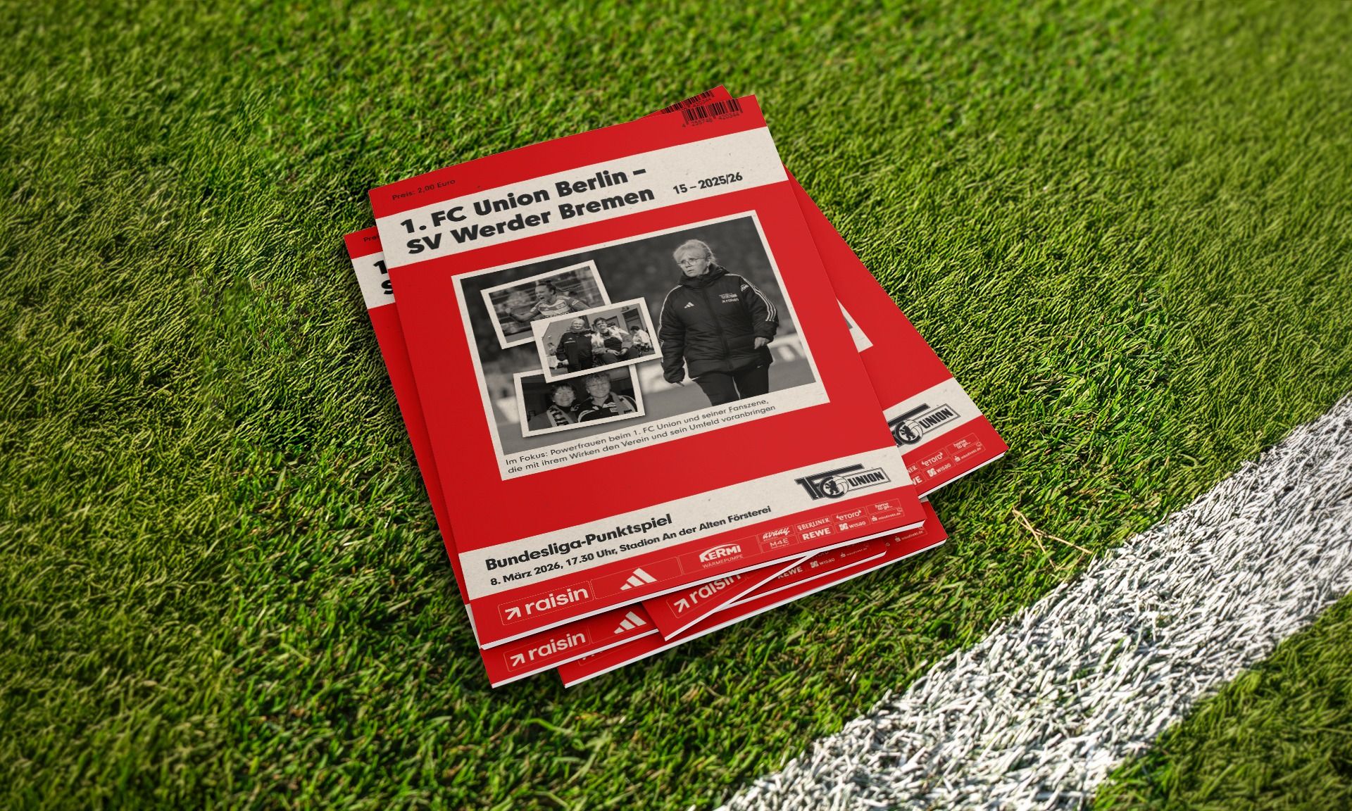 Zwei Programmhefte für ein Fußballspiel zwischen 1. FC Union Berlin und SV Werder Bremen auf grünem Kunstrasen.