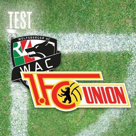 Logos des Wolfsberger AC und des 1. FC Union auf einem Fußballrasen-Hintergrund.