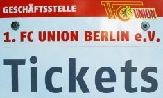 Schild der Geschäftsstelle des 1. FC Union Berlin e.V. mit der Aufschrift "Tickets".