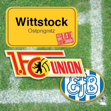 Schild mit dem Text „Wittstock Ostprignitz“ und Logos von 1. FC Union und EFB auf einem Fußballfeld-Hintergrund.