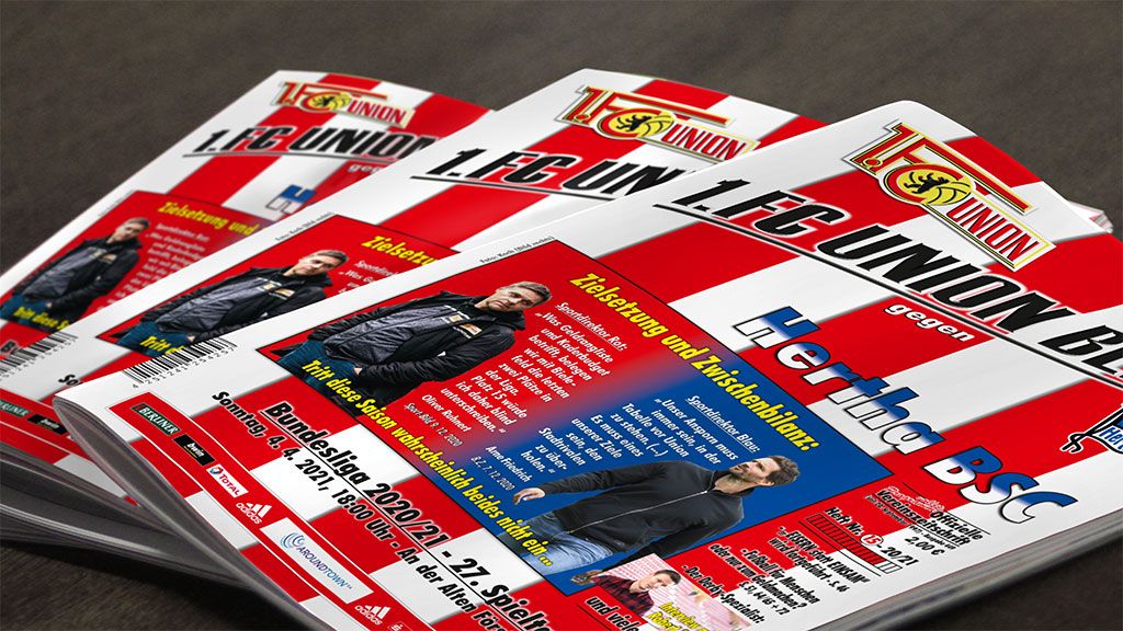 Drei gefaltete Programmhefte des 1. FC Union Berlin für das Spiel gegen Hertha BSC.