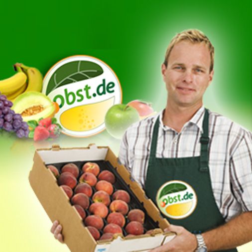 Mann mit Schürze hält eine Kiste mit Pfirsichen, umgeben von verschiedenen Früchten und dem Logo von obst.de.