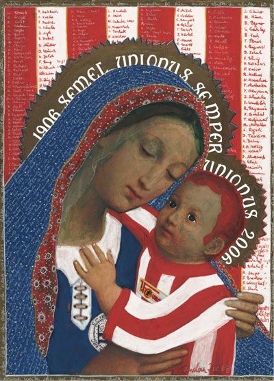 Eine Mutter mit Kind, beide in traditioneller Kleidung. Der Hintergrund zeigt rote und weiße Streifen sowie schriftliche Elemente.