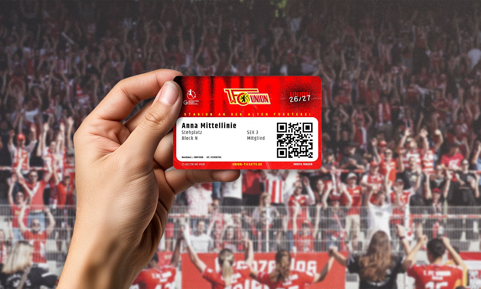 Eine Person hält eine Eintrittskarte für ein Fußballspiel, im Hintergrund ein jubelndes Publikum in rot-weißen Farben.